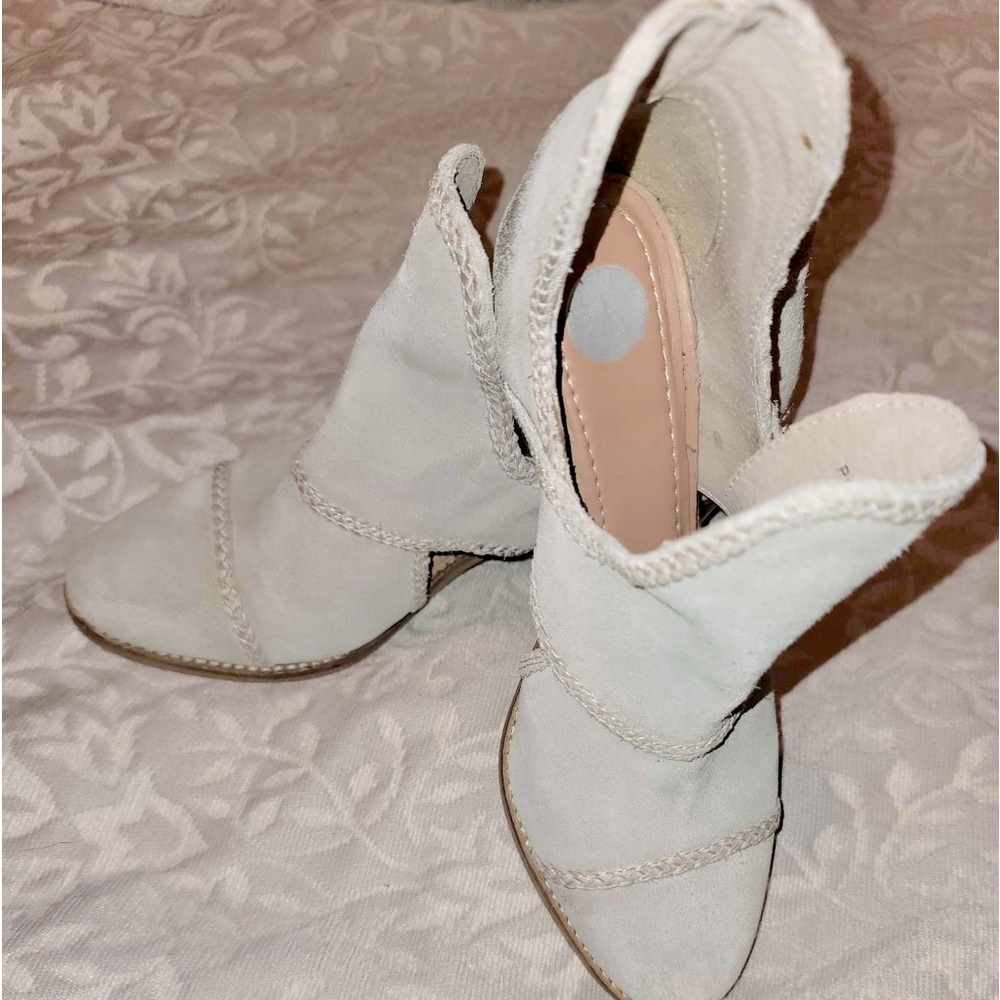 Peekaboo Booties Cutout Slip-ons size 8